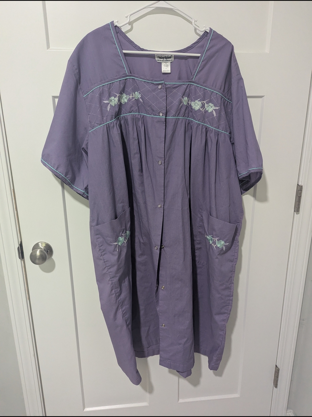 Vintage Lavender Button-Front House Dress with Embroidered Floral Detail